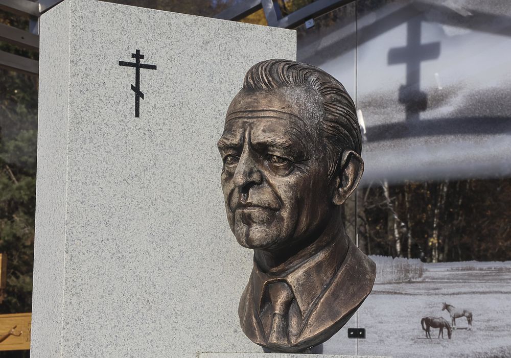 Памятник Михаилу Ненашеву открыли на Троекуровском кладбище: галерея