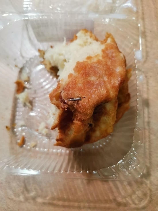 Один из магазинов Смоленска продал женщине выпечку с «сюрпризом»