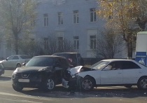 В Чите на перекрестке улиц Ленина и Ленинградской столкнулись автомобили Nissan Juke и Toyota Mark II