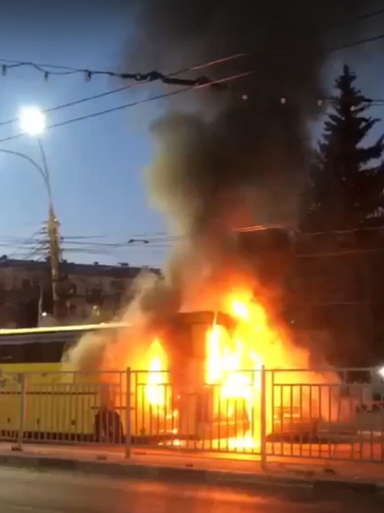 В Ярославле сгорел туристический автобус