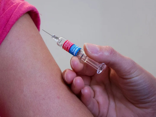 Французские ученые: прививки оказываются эффективными против тяжелых форм COVID-19