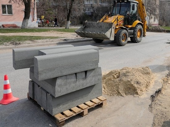 На проспекте Героев Сталинграда в Волгограде заменят 3500 м бордюра