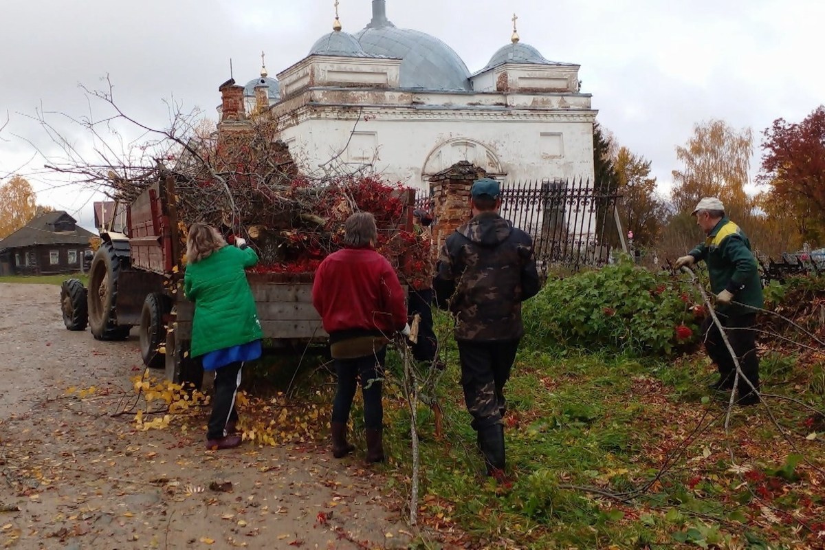 На службе народу: костромские поселковые депутаты начали свою работу с уборки территории кладбища