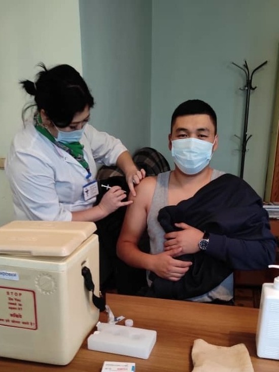 Covid-19: Бишкекчане Ленинского района получают прививку