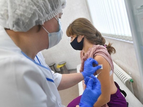 Но поголовные прививки от коронавируса в России ввести невозможно