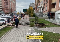 Фото ямы на тротуаре появилось в группе "Инцидент Новосибирск" ВКонтакте