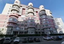 В Барнауле продается двухуровневая квартира в необычном доме с круглыми стенами и окнами, напоминающими иллюминаторы