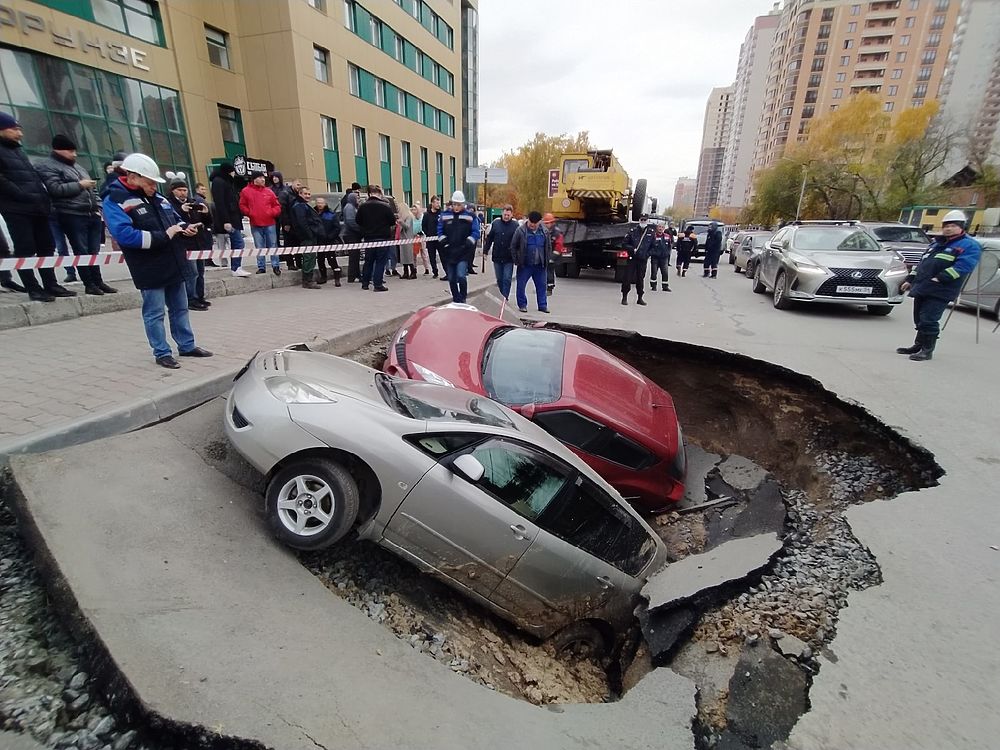 Провал года: несколько машин рухнули в яму с кипятком в Новосибирске - шокирующие кадры