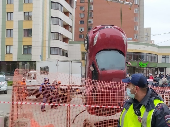 Провалившиеся под асфальт машины вытащили из ямы с кипятком в Новосибирске