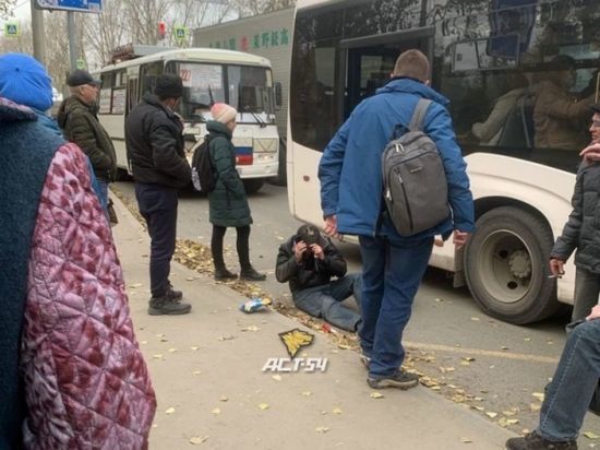 Мужчина выпал из автобуса и разбил лицо в Новосибирске