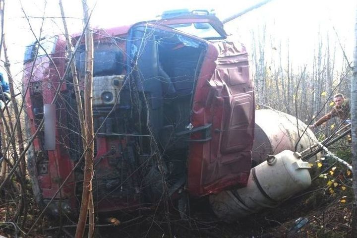 Костромские ДТП: грузовик «Вольво» почему-то свалился в кювет