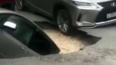 В Новосибирске три машины провалились в яму с кипятком