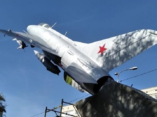 В Волгограде восстановили боевую окраску памятника «Самолет «МиГ-21»