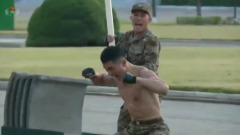 Северокорейские солдаты показали Ким Чен Ыну умение разбивать головами кирпичи