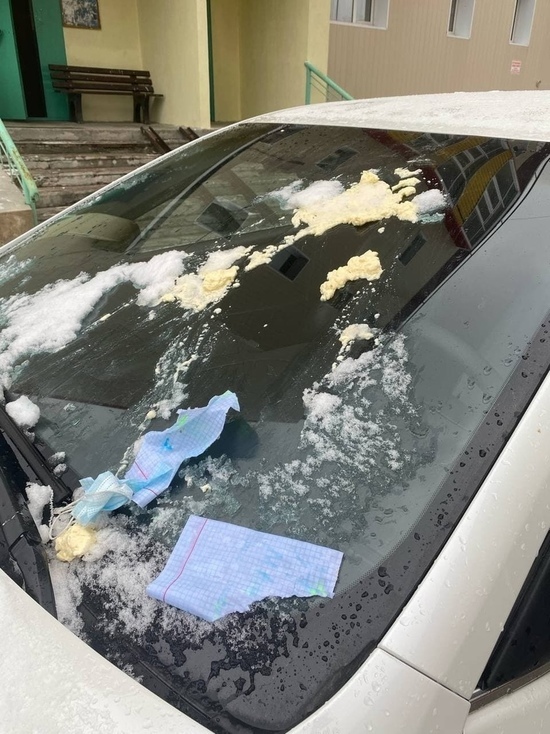 Битва за парковку: неизвестные испачкали авто монтажной пеной и оставили записку в Ноябрьске