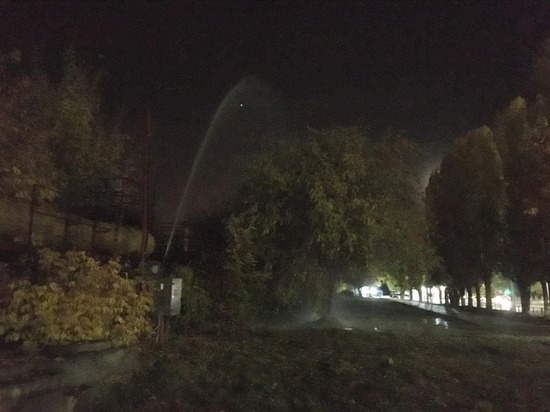 10-метровый коммунальный фонтан окатил остановку и электрощит