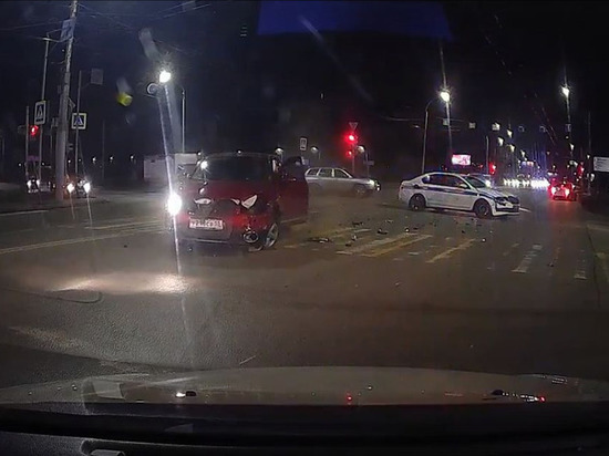 В Омске вечером столкнулись иномарка и машина ДПС