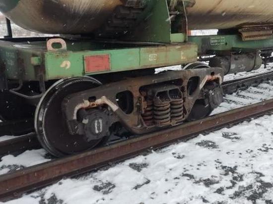Восемь вагонов грузового поезда сошли с рельсов в ЯНАО