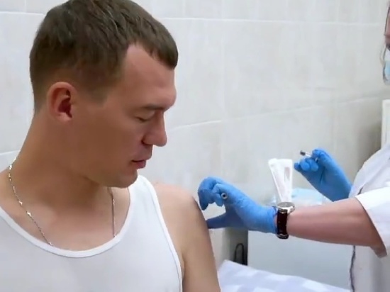 Губернатор Хабаровского края сделал прививку от гриппа