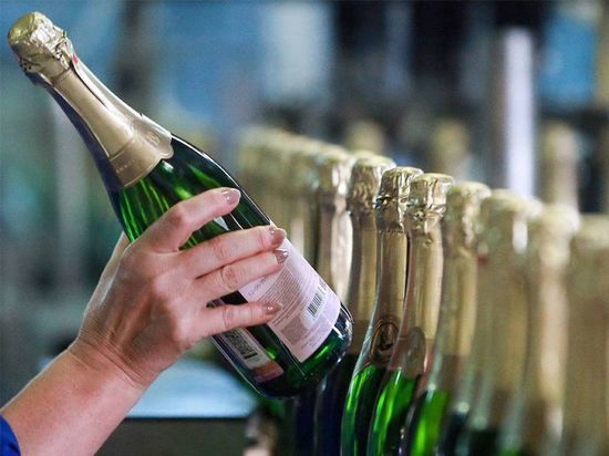 Как могут вырасти цены на шампанское к Новому году, спрогнозировал эксперт
