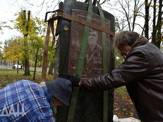 В Донецке устанавливают памятник Арсену Павлову