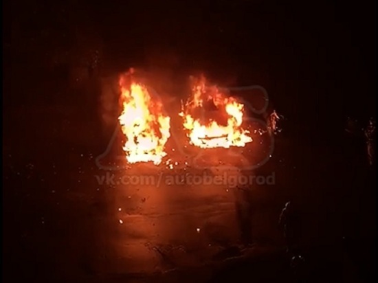 Во дворе по проспекту Богдана Хмельницкого в Белгороде сгорели три иномарки