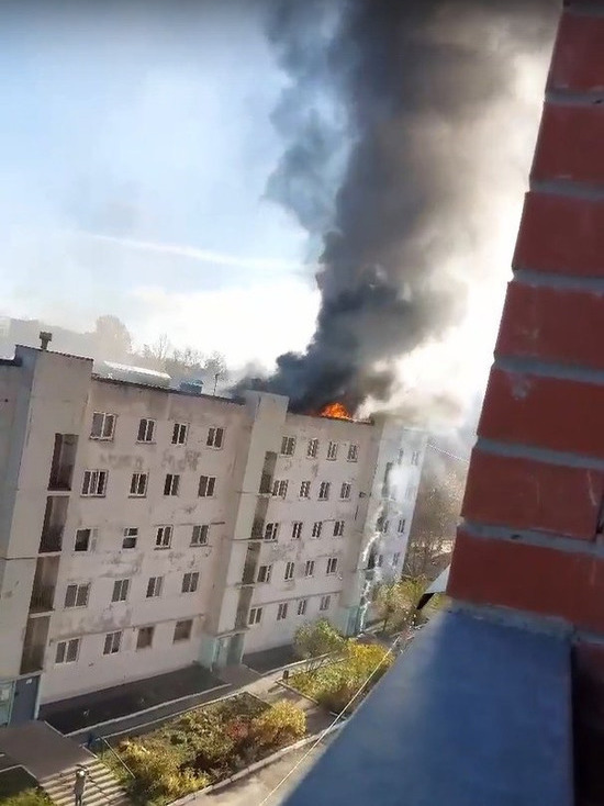Днем 14 октября в р-не Машиностроитель Ижевска произошел пожар на крыше дома