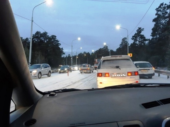 Выпавший снег спровоцировал пробки на подъездах к центру Читы