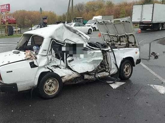 В Курской области на трассе М-2 в ДТП с грузовиком DAF погибли два пассажира легковушки ВАЗ