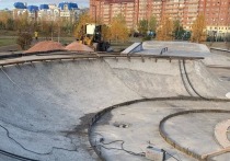 В парке имени 400-летия Красноярска полным ходом идет строительство нового скейт-парка. Мэр города Сергей Еремин побывал на месте строительства и проверил его.