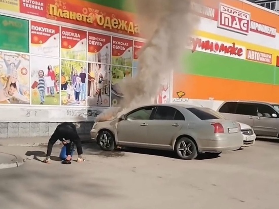 Тойота загорелась у торгового центра в Новосибирске
