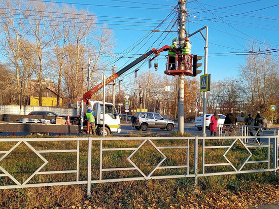 В Кирове монтируют светофоры на перекрестке Щорса и Производственной