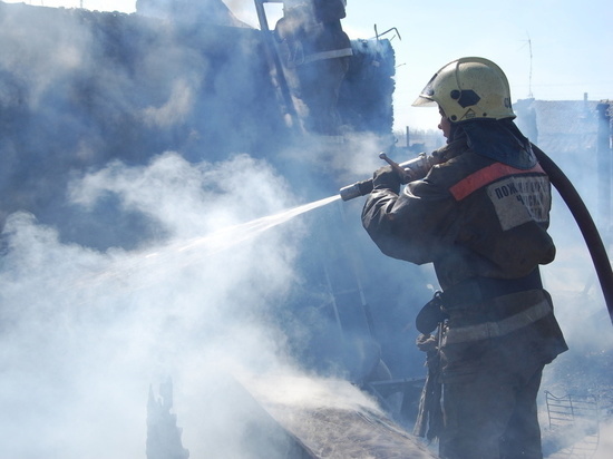 Две квартиры из восьми сгорели в деревянном бараке в Чите