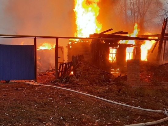 Неосторожный курильщик сжег дом с постройками в Чувашии