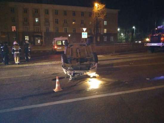 На улице Лермонтова в Иркутске перевернулась машина, двое пострадали