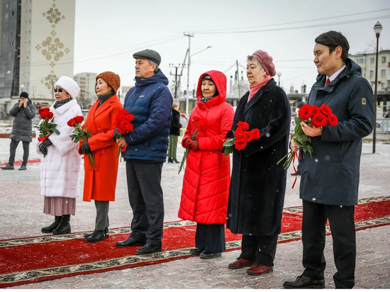 В Якутске к памятнику Матери возложили розы