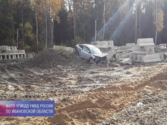 В Иваново женщина-водитель врезалась в дерево, а в пригороде мужчина опрокинулся на иномарке