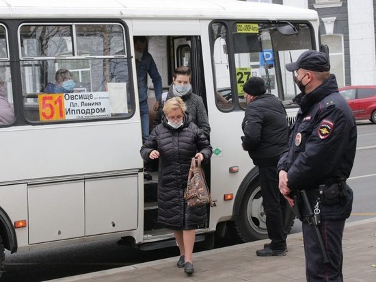 В Пскове проверили соблюдение масочного режима в городских автобусах