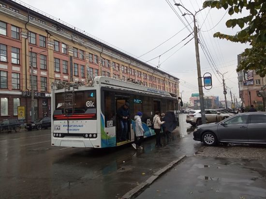 В Омске снова заработала остановка троллейбусов «Юный техник»