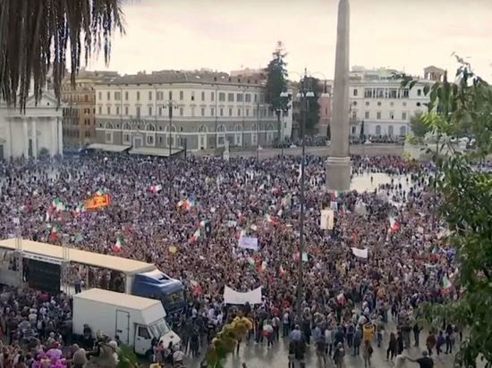 В Риме противники COVID-сертификатов вышли на митинг