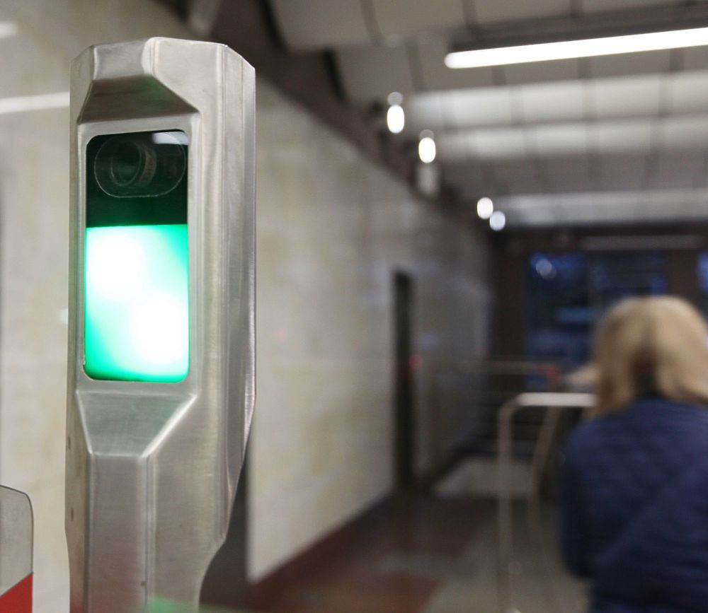 В метро запустили инновационный способ оплаты: кадры системы