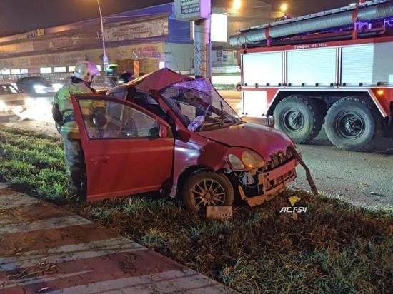 В Новосибирске погиб водитель «Тойота» после столкновения со столбом