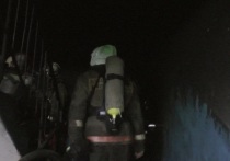 Серьезный пожар вспыхнул ночью в пятиэтажке на Радуге в Кемерове