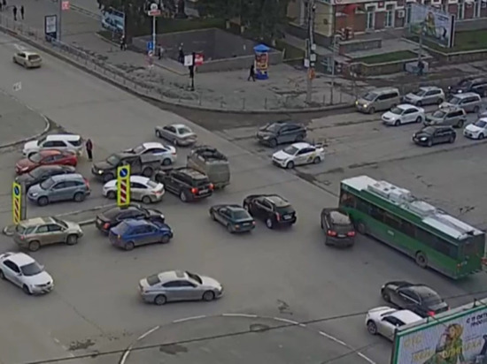 В центре Новосибирска водитель устроил массовое ДТП и скрылся
