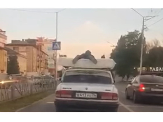 В КЧР парня оштрафовали за перевозку человека на крыше автомобиля