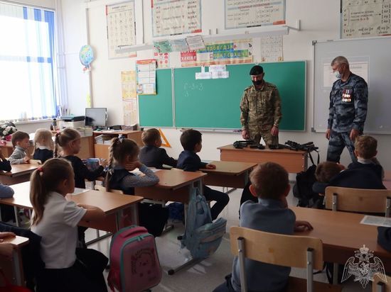 Росгвардейцы принесли оружие в преддверии «Дня отца» на урок первоклашек из Красноярска