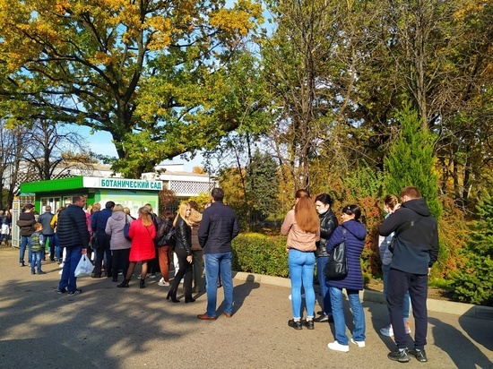 В донецком ботсаду образовалась очередь из желающих погулять: ФОТО