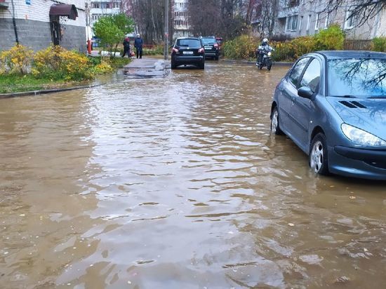 Жители Кировска лишились воды из-за прорыва трубы