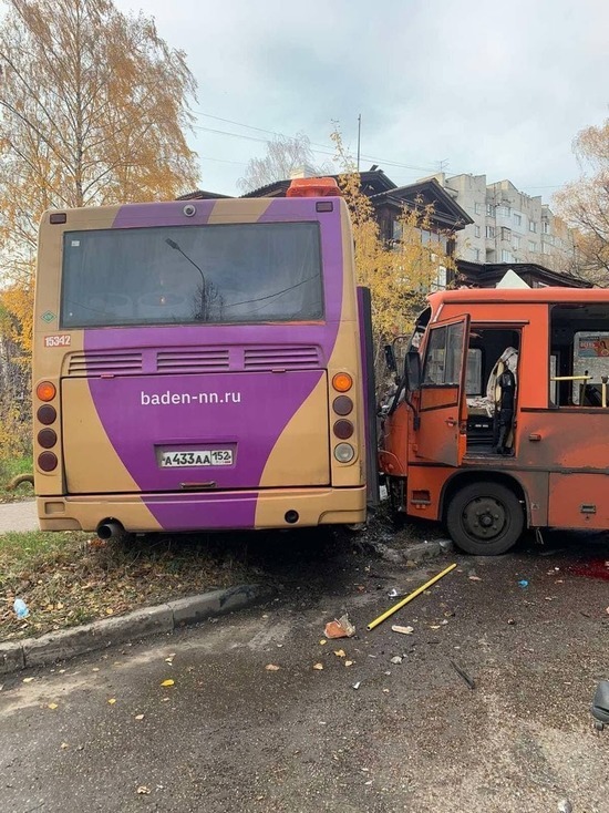 В Нижнем Новгороде произошла авария с участием двух автобусов и грузовика
