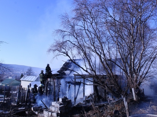 Участок с домиком выгорел в Магадане